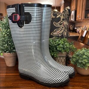 Stylish Austin brand  Black and White Houndstooth Women's Rain Boots